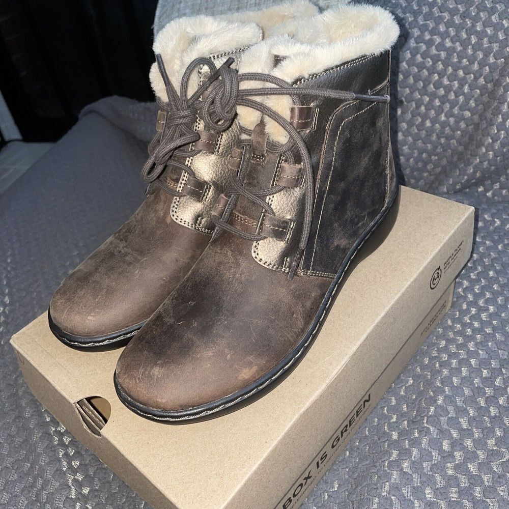Women's Clarks Cora‎ Chai, taupe/bronze synthetic/full grain leather, Size 6